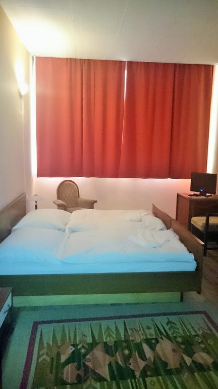 Hotel Konferencia Дьёр Экстерьер фото